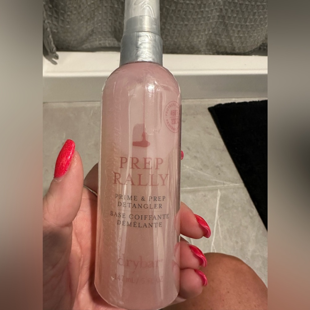 Drybar Prep Rally Detangler in Soft Pink